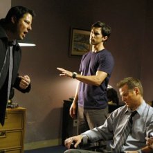 Milo Ventimiglia, Greg Grunberg, Sendhil Ramamurthy e Jack Coleman in una scena di Cold Wars della terza stagione di Heroes