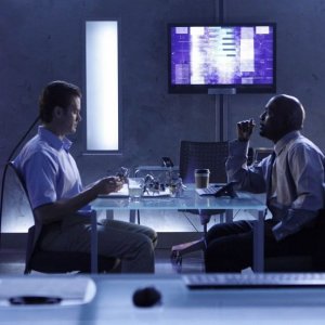 Garret Dillahunt e Richard T. Jones nell'episodio Today is the Day: Part 1 di Terminator: The Sarah Connor Chronicles