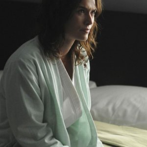 Lena Headey in una scena dell'episodio Some Must Watch While Some Must Sleep di Terminator: The Sarah Connor Chronicles