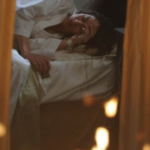 Lena Headey nell'episodio Some Must Watch While Some Must Sleep di Terminator: The Sarah Connor Chronicles