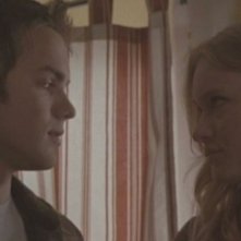 Thomas Dekker e Leven Rambin in una scena dell'episodio Ourselves Alone di Terminator: The Sarah Connor Chronicles