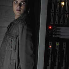 Thomas Dekker in una scena dell'episodio Some Must Watch While Some Must Sleep di Terminator: The Sarah Connor Chronicles