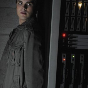 Thomas Dekker in una scena dell'episodio Some Must Watch While Some Must Sleep di Terminator: The Sarah Connor Chronicles