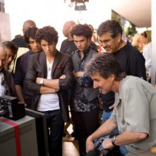 Alan Sacks, Scott Sakamoto, Joe Jonas, Nick Jonas e Kevin Jonas sul set del film-concerto Jonas Brothers: The 3D Concert Experience