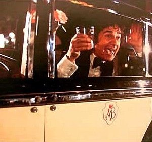 Ancora l'etilico Dudley Moore in una concitata scena della commedia Arturo
