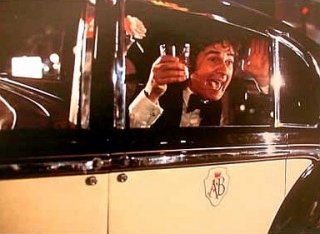 Ancora l'etilico Dudley Moore in una concitata scena della commedia Arturo