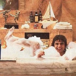 Dudley Moore in una scena di Arturo