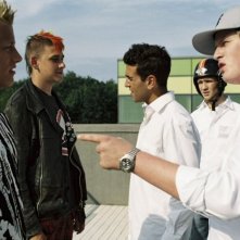 Elyas M'Barek (al centro) in una scena del film L'onda