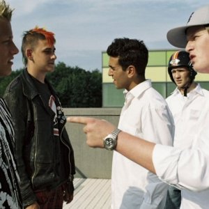 Elyas M'Barek (al centro) in una scena del film L'onda