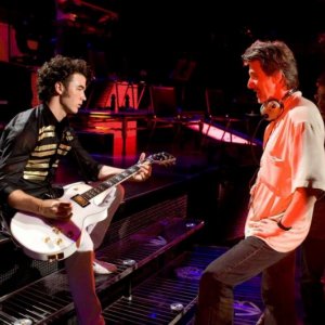 Kevin Jonas e Bruce Hendricks in un'immagine del film-concerto Jonas Brothers: The 3D Concert Experience