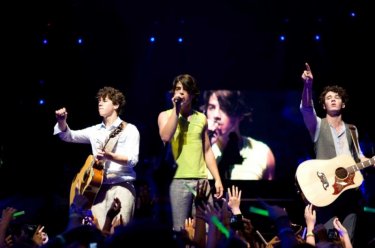 Nick, Joe e Kevin Jonas in un'immagine del film-concerto Jonas Brothers: The 3D Concert Experience