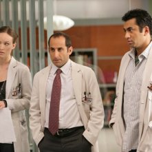 Olivia Wilde, Peter Jacobson e Kal Penn in una scena dell'episodio The Softer Side di Dr. House: Medical Division