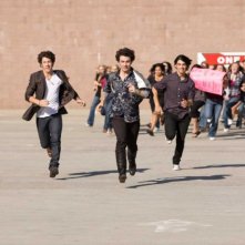 Tutte pazze per i Jonas Brothers: una folla di fan in delirio inseguono i loro beniamini in una scena di Jonas Brothers: The 3D Concert Experience