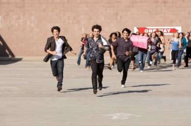 Tutte pazze per i Jonas Brothers: una folla di fan in delirio inseguono i loro beniamini in una scena di Jonas Brothers: The 3D Concert Experience