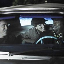 Lee Pace con Anna Friel e Chi McBride nell'episodio 'Robbing Hood' della serie tv Pushing Daisies