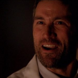 Matthew Fox in una scena dell'episodio The Life and Death of Jeremy Bentham di Lost