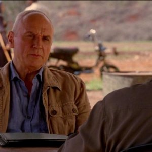 Terry O'Quinn e Alan Dale in una scena dell'episodio The Life and Death of Jeremy Bentham di Lost