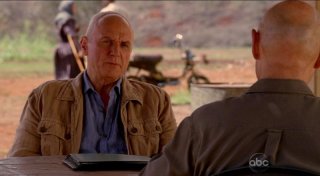 Terry O'Quinn e Alan Dale in una scena dell'episodio The Life and Death of Jeremy Bentham di Lost