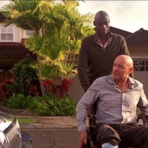Terry O'Quinn e Lance Reddick in una scena dell'episodio The Life and Death of Jeremy Bentham di Lost