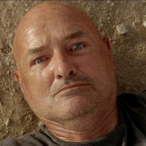 Terry O'Quinn in una scena dell'episodio The Life and Death of Jeremy Bentham di Lost