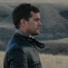 Il profilo di Joshua Jackson in una scena di One Week