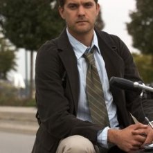 Joshua Jackson a cavallo della sua moto in One Week