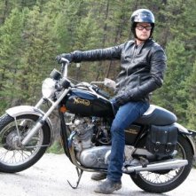 Joshua Jackson in sella alla sua moto in una scena di One Week