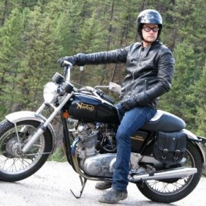 Joshua Jackson in sella alla sua moto in una scena di One Week