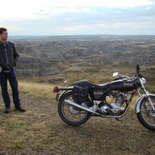 Joshua Jackson solo con la sua moto in una scena di One Week