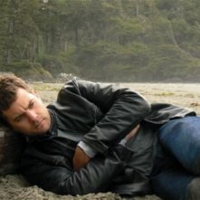 Un corrucciato Joshua Jackson in una scena di One Week