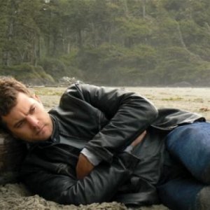 Un corrucciato Joshua Jackson in una scena di One Week