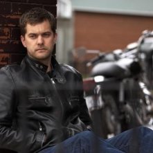 Un'intensa immagine di Joshua Jackson protagonista di One Week