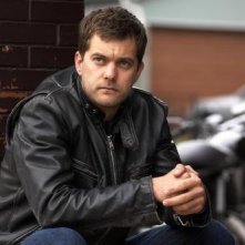 Un pensieroso Joshua Jackson  in una scena di One week