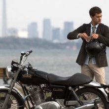 Uno smarrito Joshua Jackson in cerca di un avventura in One Week