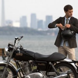 Uno smarrito Joshua Jackson in cerca di un avventura in One Week