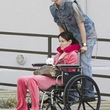 Ancora Toni Collette/Buck intento a spingere la sedia a rotelle di Rosemarie deWitt