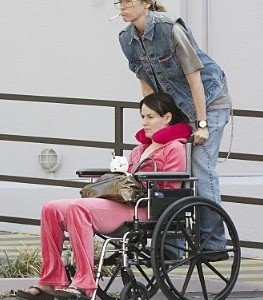 Ancora Toni Collette/Buck intento a spingere la sedia a rotelle di Rosemarie deWitt