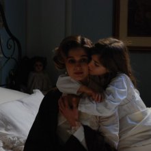 La piccola Angelica Cinquantini con Ana Caterina Murariu in una sequenza del tv movie Il mistero del lago.