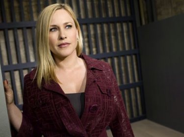 Patricia Arquette in una immagine promo della quinta stagione di Medium