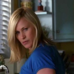Patricia Arquette in una scena di Things to Do in Phoenix When You're Dead, secondo episodio della quinta stagione di Medium