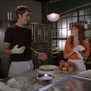 Anna Friel con Lee Pace in una scena dell'episodio 'Il dono della vita' della serie tv Pushing Daisies