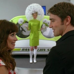 Anna Friel  e Lee Pace nell'episodio 'Il Tarassaco' della serie tv Pushing Daisies