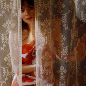 Anna Friel in una scena del pilot della serie tv Pushing Daisies: Il ritorno di Chuck