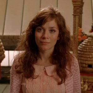 Anna  Friel in una scena dell'episodio 'Il Piccione' della serie tv Pushing Daisies