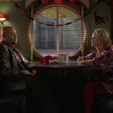 Chi McBride e Kristin Chenoweth durante una scena dell'episodio 'Dolcetto o scherzetto?' della serie tv Pushing Daisies