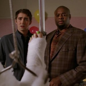 Chi McBride  e Lee Pace nell'episodio 'Il Tarassaco' della serie tv Pushing Daisies