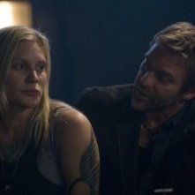 Katee Sackhoff e Roark Critchlow in una scena dell'episodio 'Someone to Watch Over Me' della quarta stagione di Battlestar Galactica