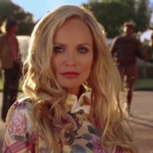 Kristin Chenoweth durante una scena dell'episodio 'Dolcetto o scherzetto?' della serie tv Pushing Daisies
