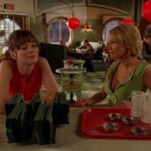 Kristin Chenoweth e Anna Friel nell'episodio 'Il super cane' della serie tv Pushing Daisies