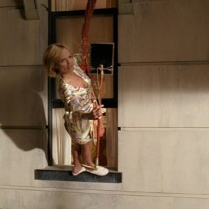 Kristin Chenoweth in una posa acrobatica nell'episodio 'Il Tarassaco' della serie tv Pushing Daisies